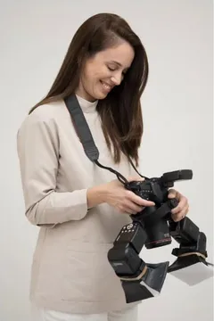 A Dr.ª Vanessa Vieira a sorrir, de olhos na câmara de macro com que fotografa os casos